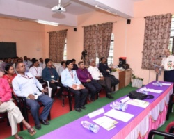 Dr.-Bhole-at-national-seminar-2-640x480